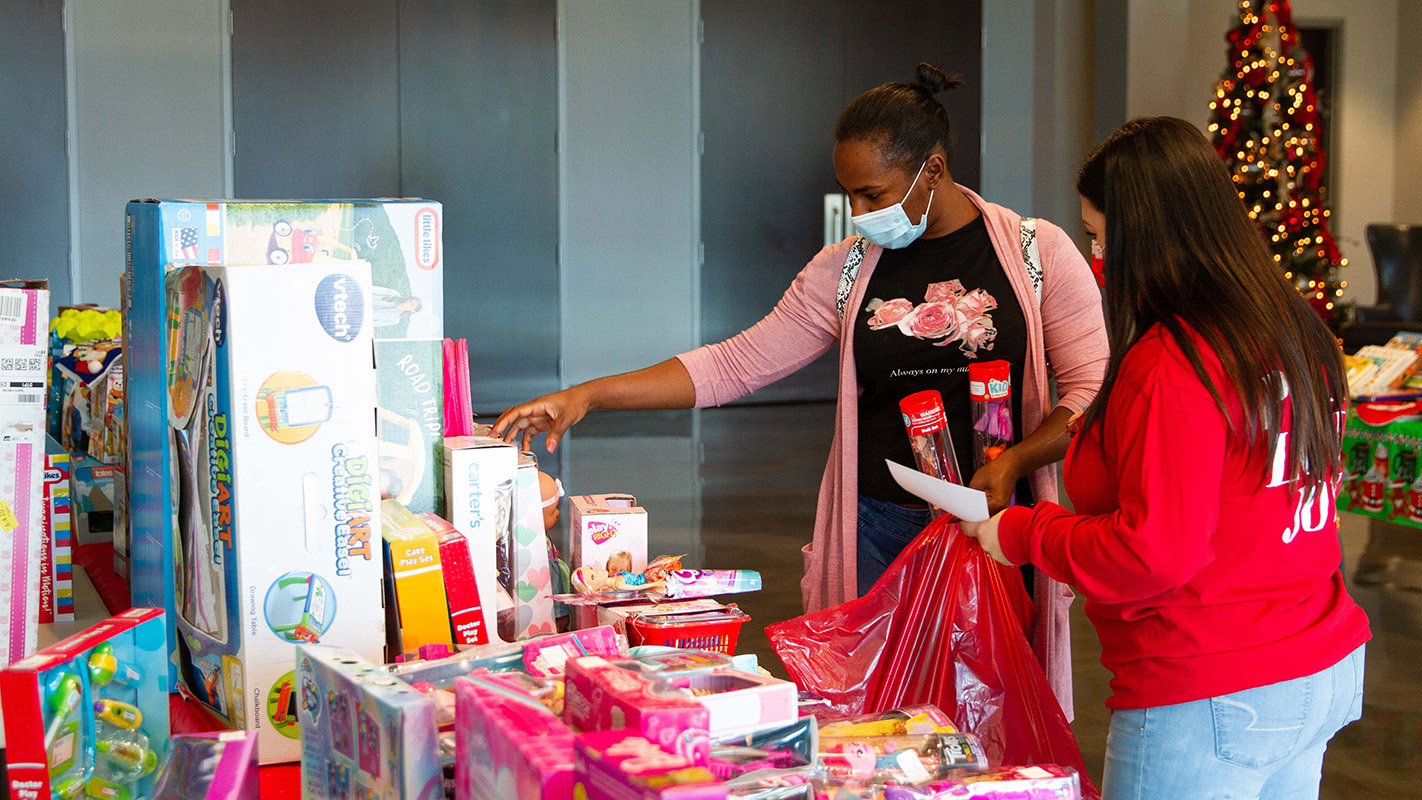 Grace Family Spreading Christmas Cheer in Tampa Neighborhoods Belmont